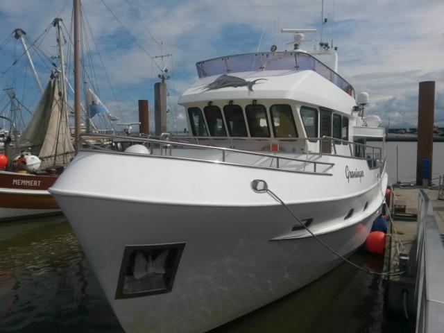 MS Groninger im Hafen – Abfahrtsort für Seebestattungen ab Borkum
